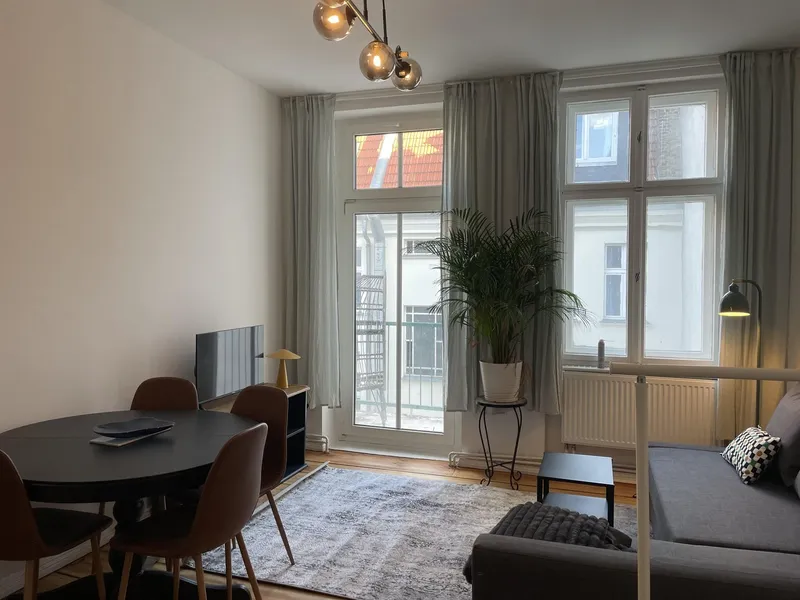 Spacious 2 bedrooom apartment in Pankow Florakiez district with kitchen to rent — photo 1